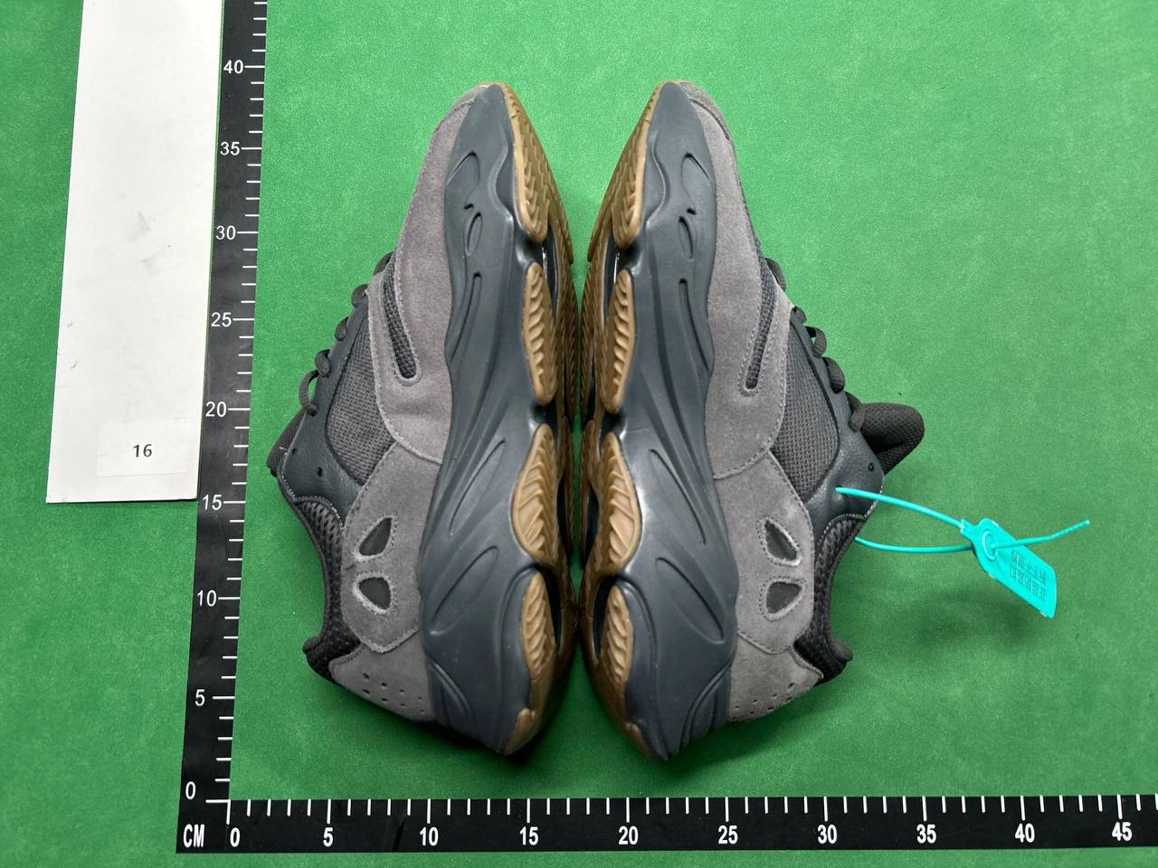  Yeezy 700 coconut -3