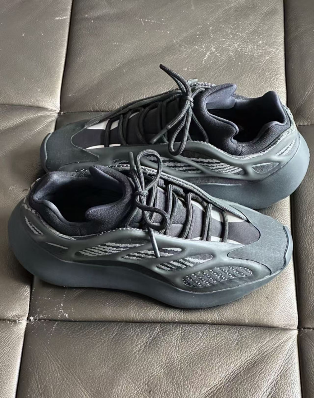 Yeezy Boost 700 v3 -4