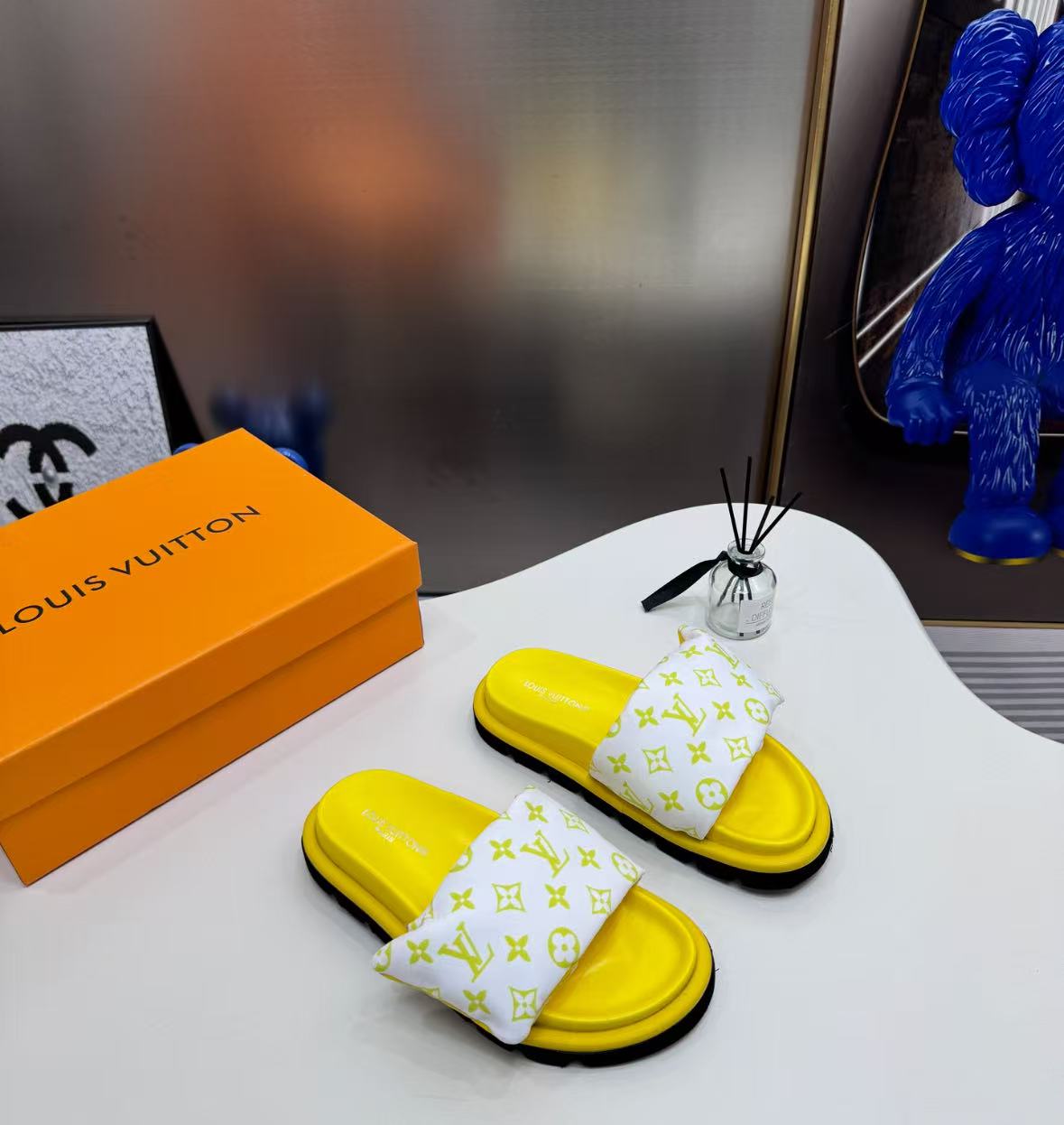 LV Louis Vuitton Velcro Slippers Couples -3