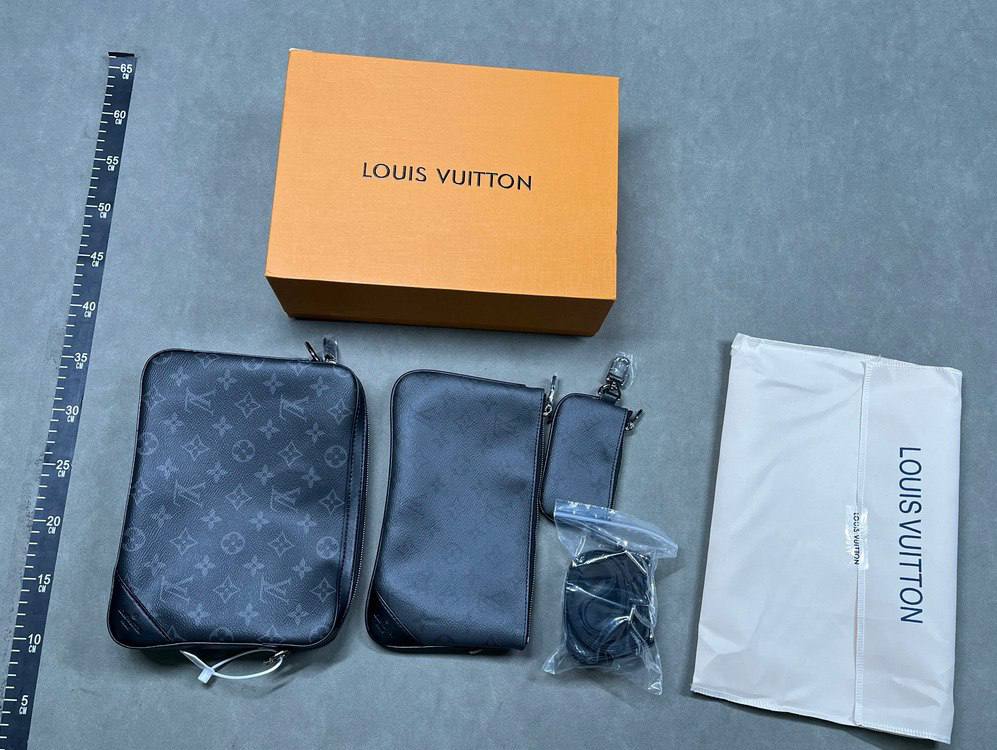 LOUIS VUITTON TRIO MESSENGER 