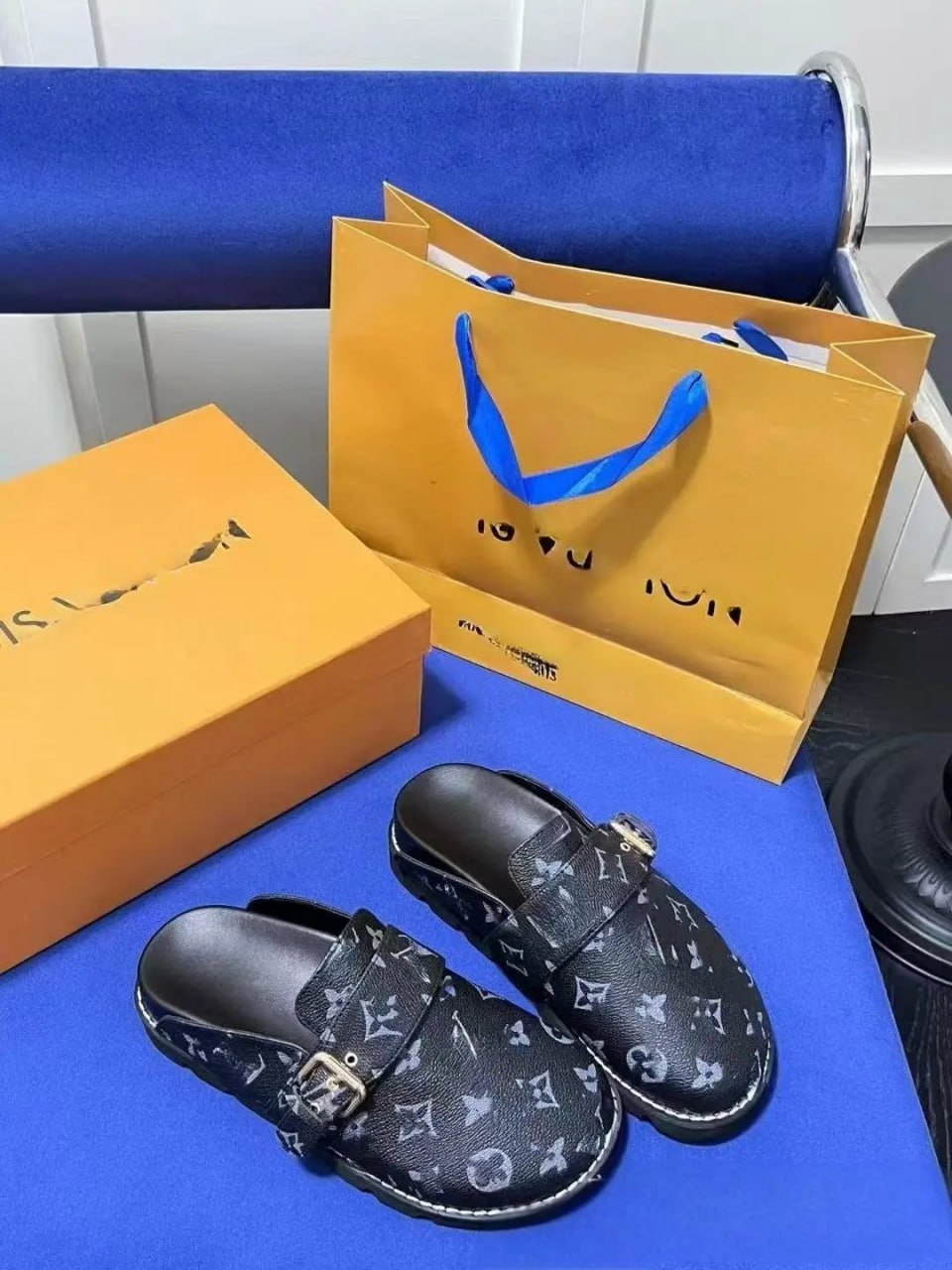 Lv Slippers ( 36 + styles)