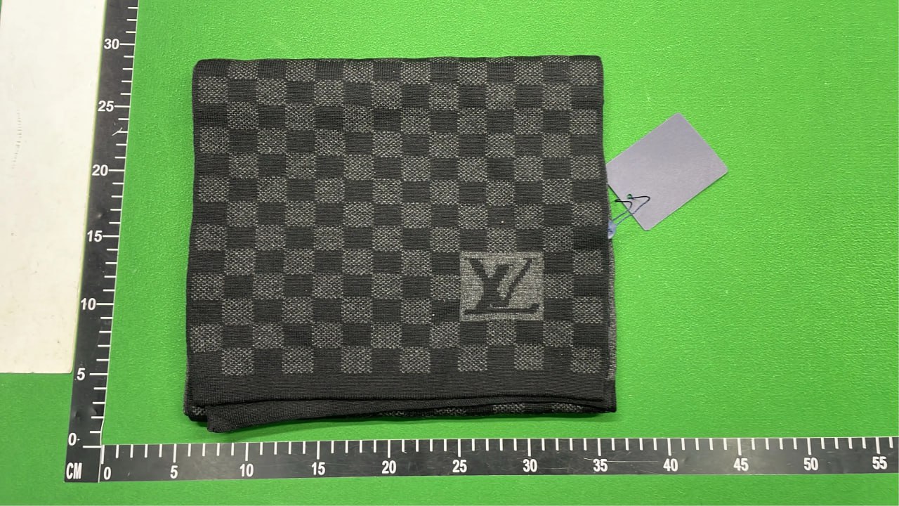 Louis Vuitton Beanie & Scarf   (20+)                                              -2