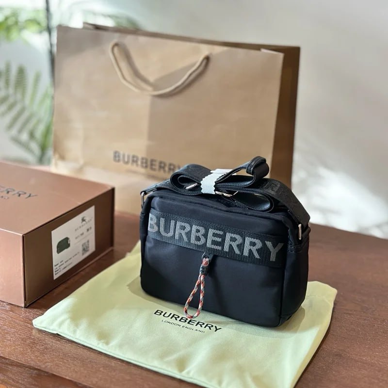 Burberry messenger bag/waist b