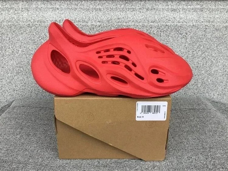 Adidas hole shoes -4