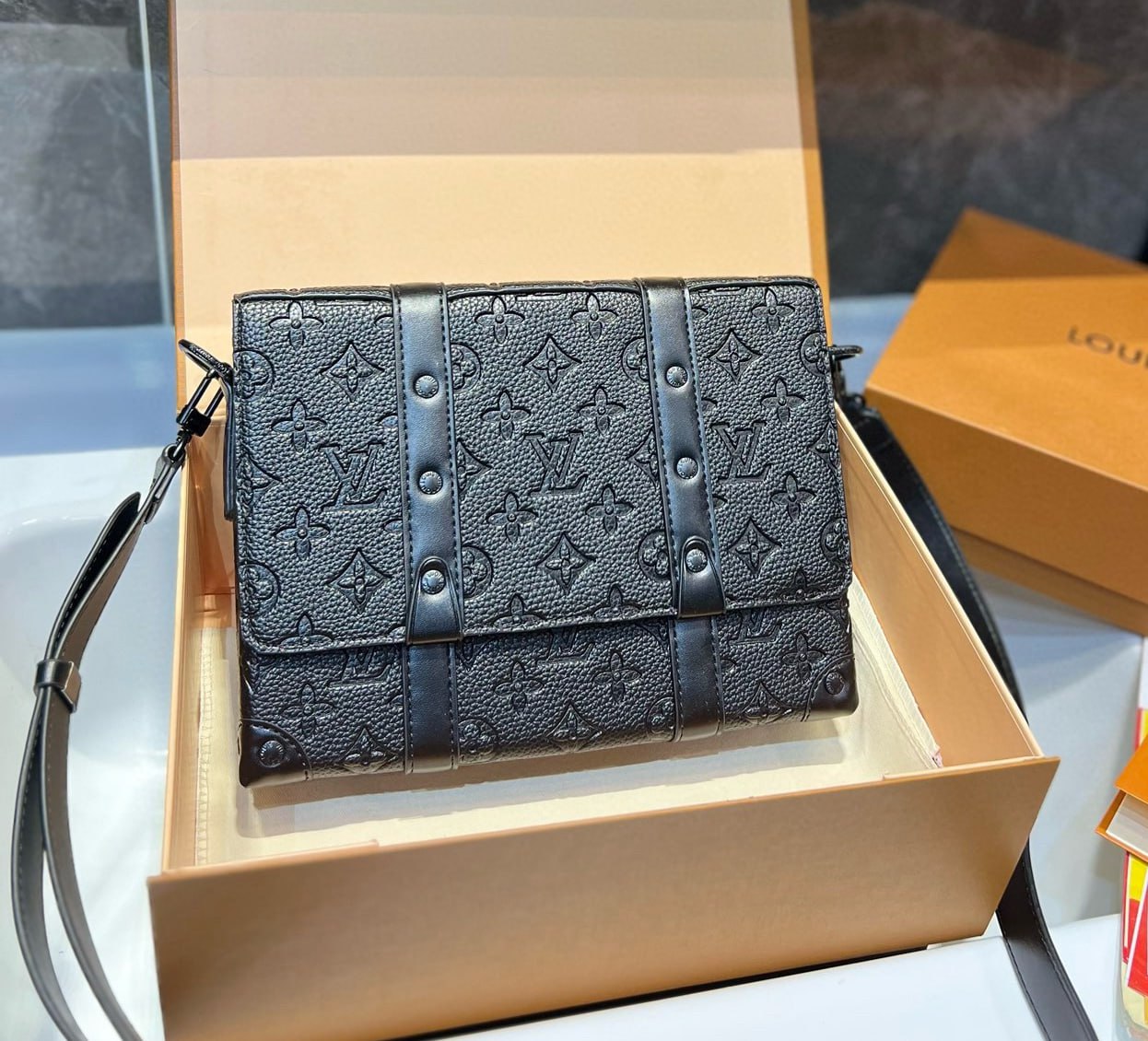 Louis Vuitton crossbody bag -4