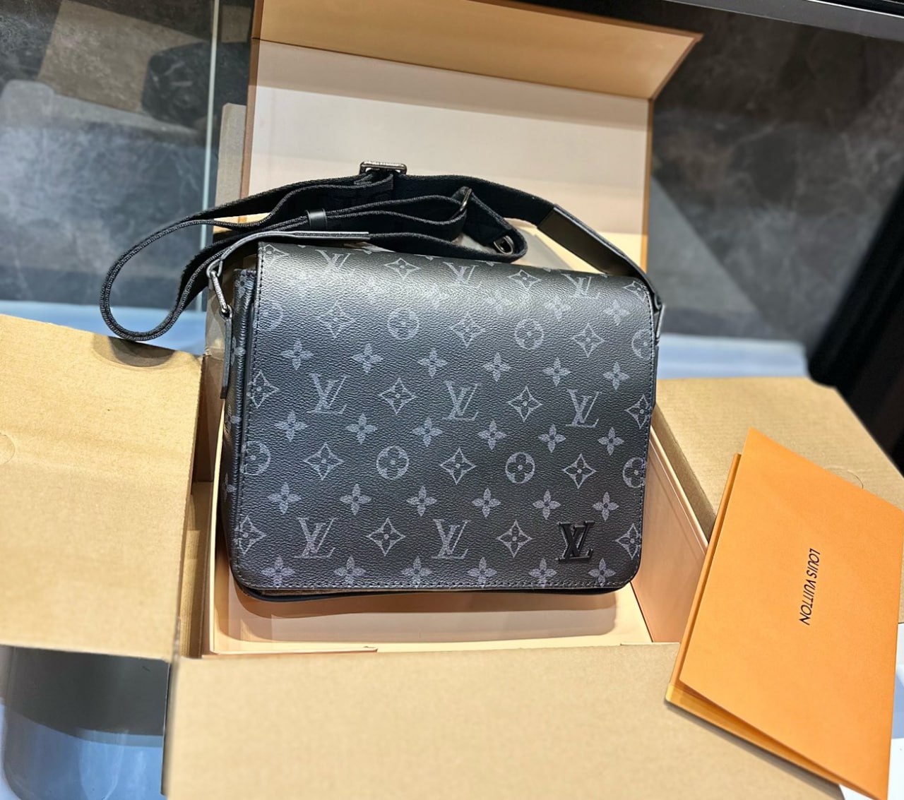 Louis Vuitton crossbody bag -2